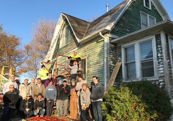 The 2019-2020 AmeriCorps cohort in front of a green house on their fall service trip.