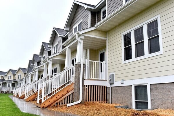 A series of homes side-by-side in a development.