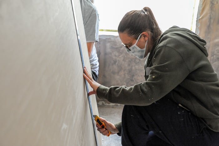 volunteer installs drywall on maryland ave home in st. paul