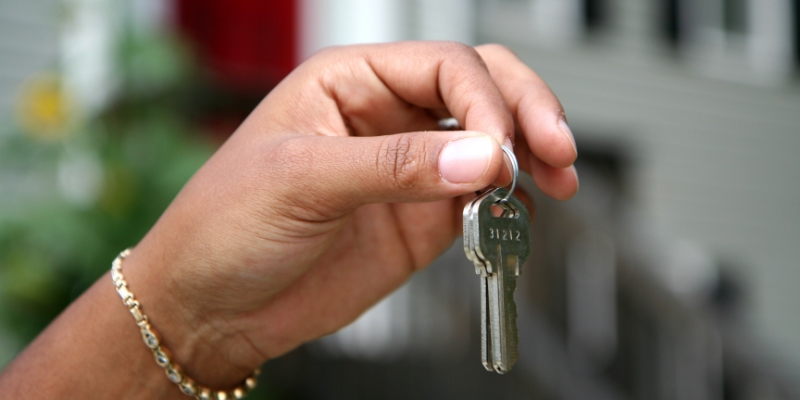 AdobeStock_holding keys 800x400