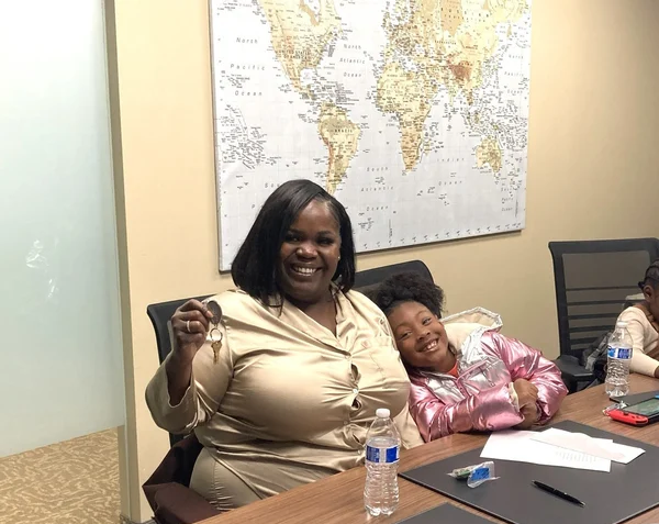 Marielle getting her keys at closing_resize