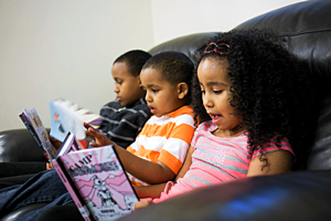 Yemanes_kids_reading