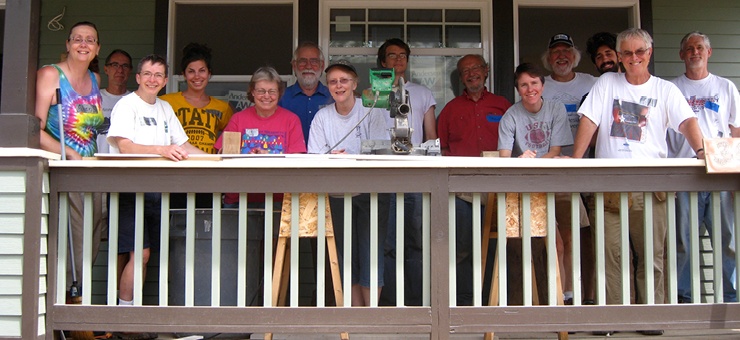 A recent group of Tres Iglesias volunteers work on a home together.