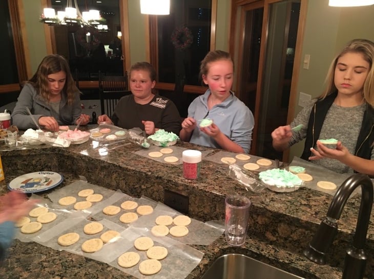 youth_decorating_cookies_2