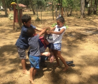 Costa_Rican_children_playing_with_volunteer