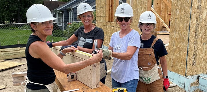 women build volunteers