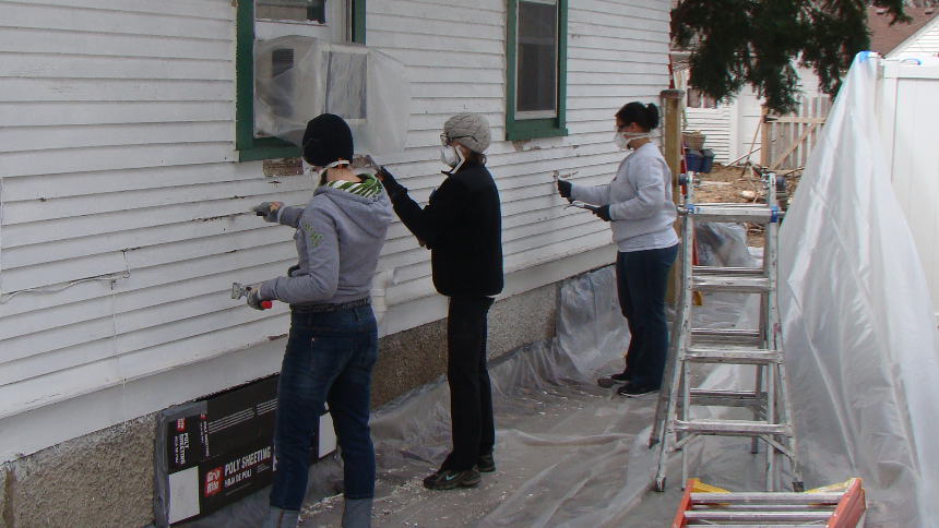 volunteers-prepping-house