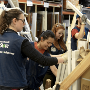 Medtronic Summer Interns Volunteer at the ReStore