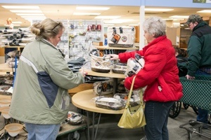 Shoppers_at_ReStore