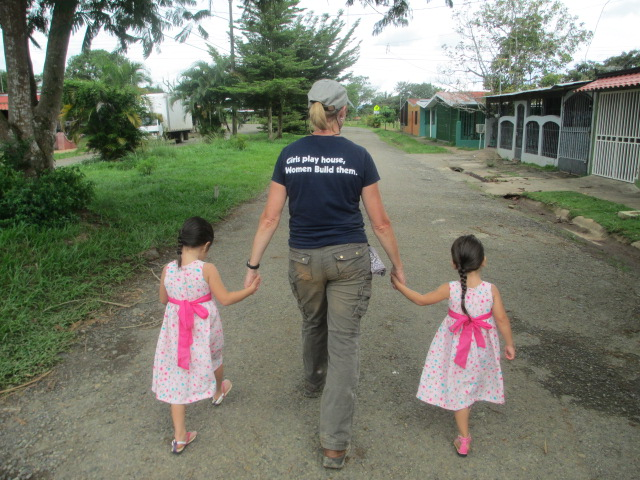 girls_in_Costa_Rica